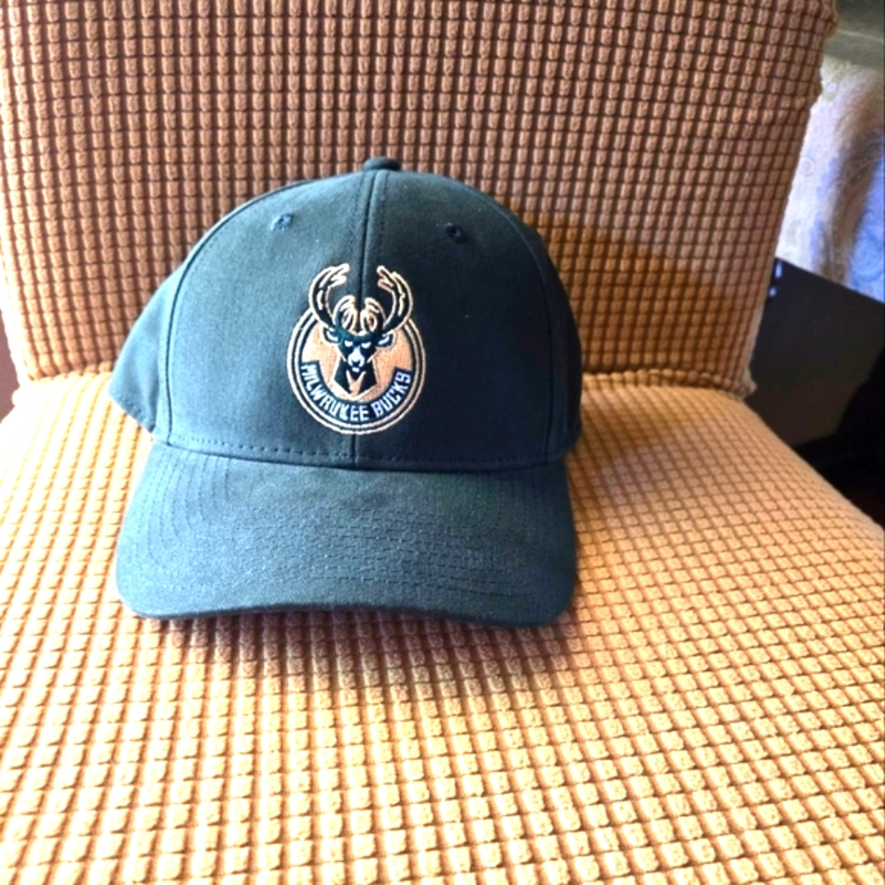 NEW Men's Hunter Green Milwaukee Bucks Mass Adjustable Hat